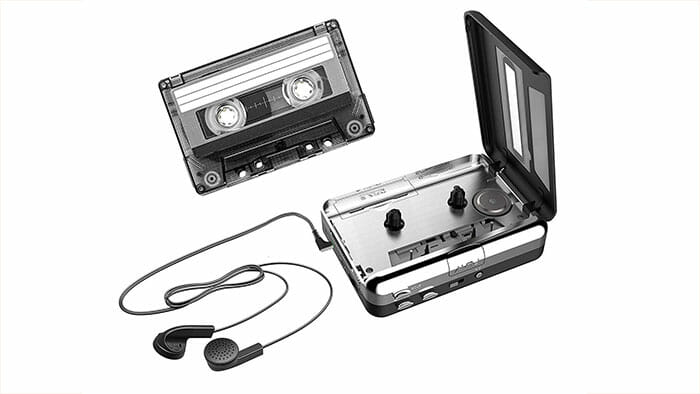 lyyette cassette to usb with a headphones plugged in